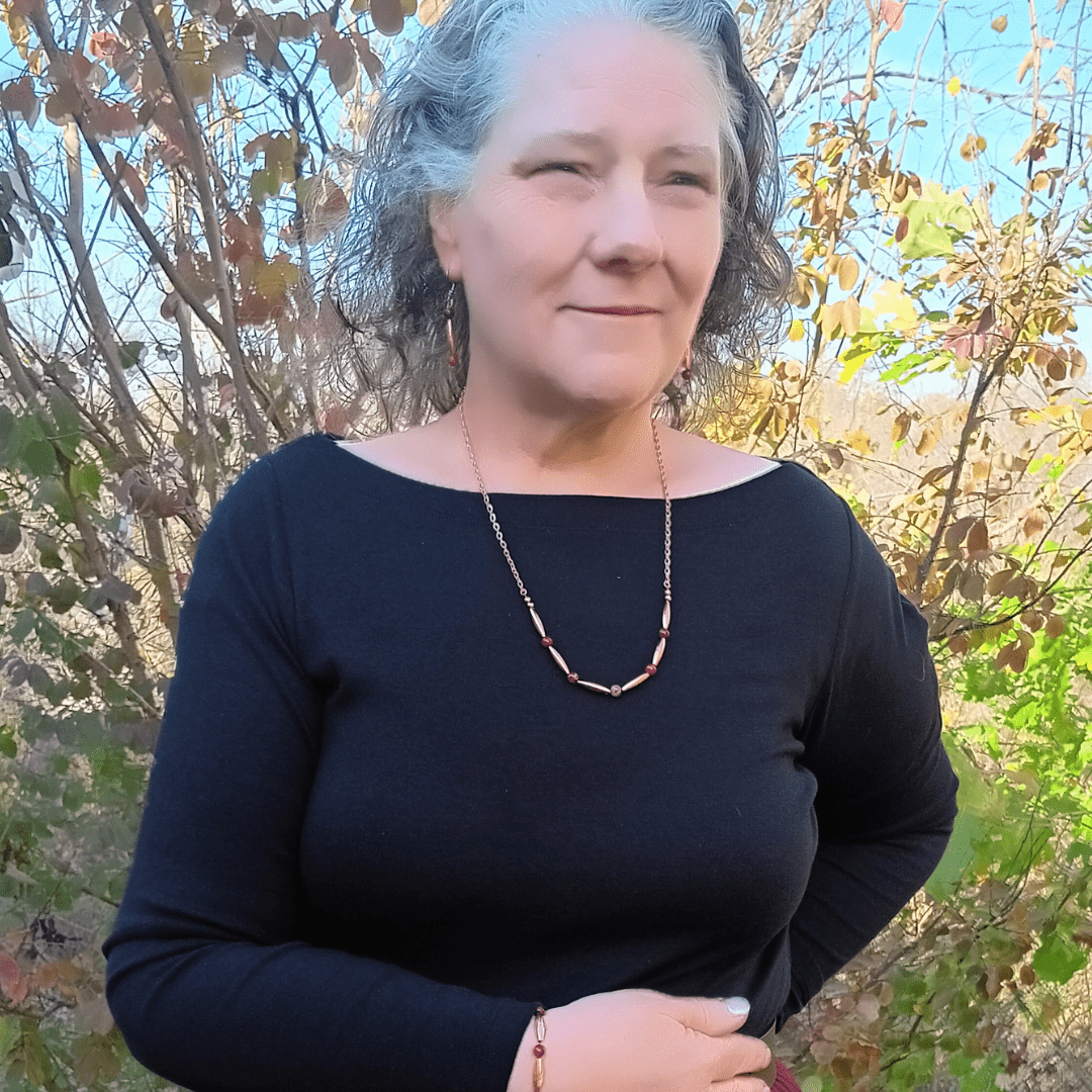 Woman wearing necklace and bracelet, photo 3