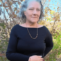 Woman wearing necklace and bracelet, photo 3